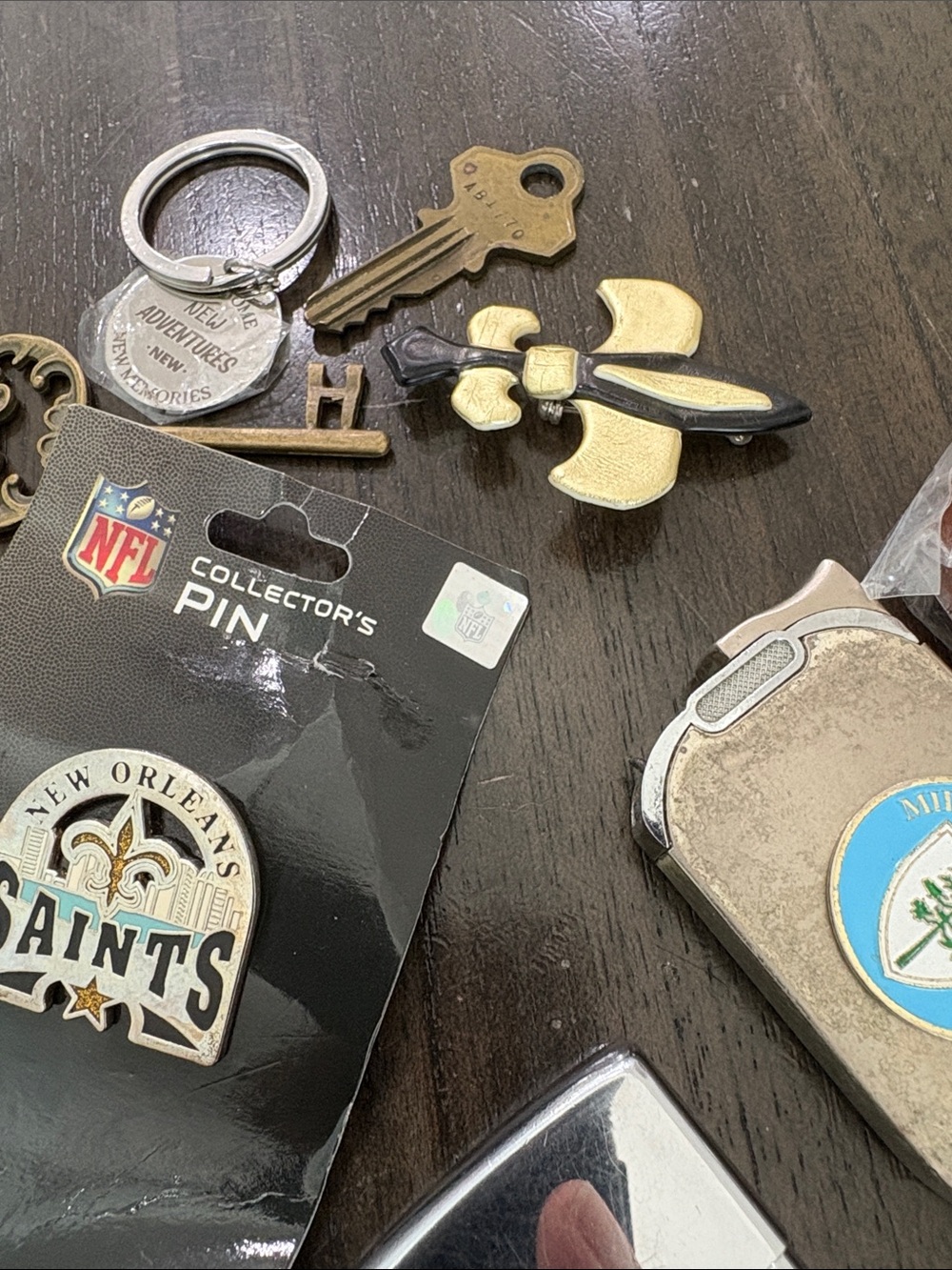 Memorabilia Mixed Vintage Ring Keychains & Pins Lot - Picture 12 of 16